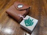 مهر سنگی متبرک حرم امام علی (ع) 💚| بهمراه کیف چرمی گردن آویز + باکس طلقی | تک و عمده