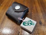 مهر سنگی متبرک حرم امام علی (ع) 💚| بهمراه کیف چرمی گردن آویز + باکس طلقی | تک و عمده - Image 3
