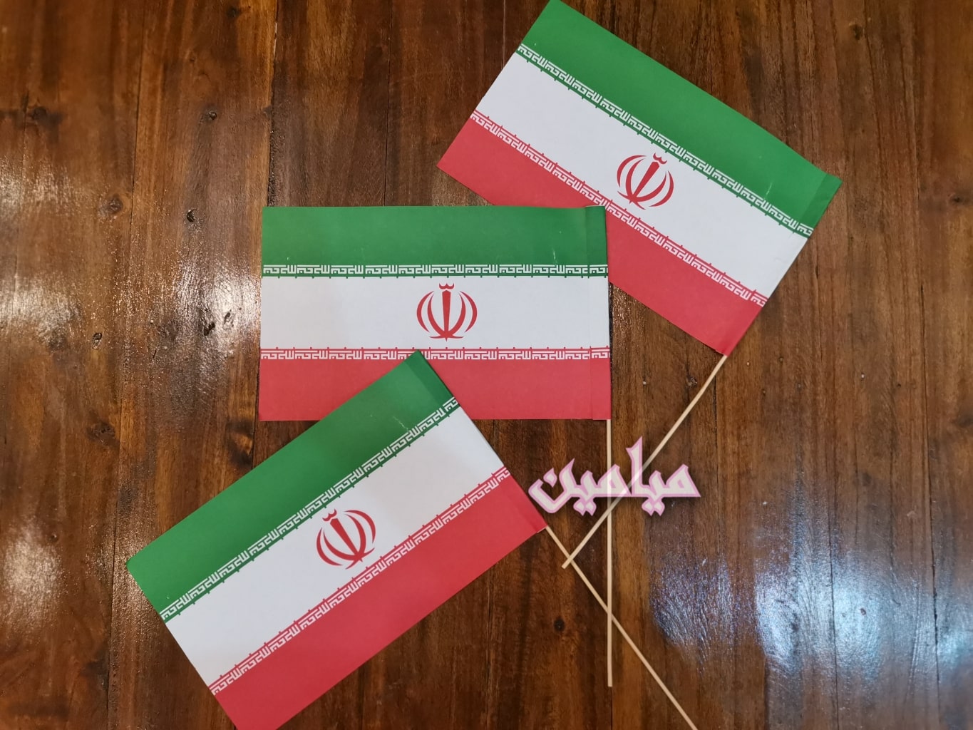 PhotoGrid_Plus_1672414595465-min.jpg پرچم دستی ایران 🇮🇷 | کاغذی | در بسته های 50 عددی - Image 1