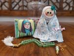 پک هدیه فرهنگی دخترانه 🧕| شامل عروسک چادری + جانماز جیبی مخمل + تسبیح و گیره روسری رنگی | بهمراه باکس طلقی | تک و عمده - Image 4