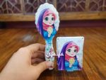 ست برس مو و آینه طرح دخترانه حجاب 😍 |‌ تنوع طرح های فانتزی کودکانه | تک و عمده - Image 2