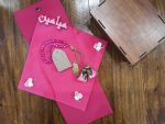 پک نفیس جانماز و تسبیح 😍| جانماز مخمل گلدوزی شده و تسبیح کریستالی 33تایی | بهمراه باکس چوبی جذاب | تک و عمده - Image 5
