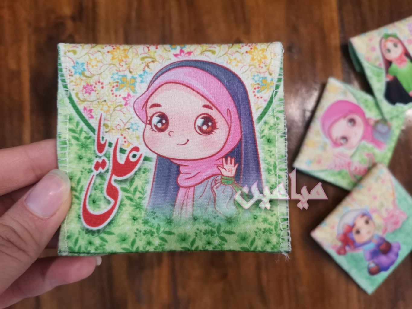 PhotoGrid_Plus_1717661877427-min.jpg جانماز مخمل دخترانه طرح نام مبارک امام علی (ع) 😍 | جیبی | دو تکه | تنوع طرح های فانتزی جذاب | تک و عمده - Image 1