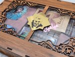 پک فرهنگی شهدا 🌺 | دفترچه و جانماز مخمل ، چفیه ، قرآن نیم لقمه ، عطر حرم ، مهر تربت دخیل و تسبیح تربت | بهمراه باکس چوبی شیک | تک و عمده