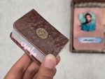 پک فرهنگی شهدا 🌺 | دفترچه و جانماز مخمل ، چفیه ، قرآن نیم لقمه ، عطر حرم ، مهر تربت دخیل و تسبیح تربت | بهمراه باکس چوبی شیک | تک و عمده - Image 5