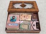پک فرهنگی شهدا 🌺 | دفترچه و جانماز مخمل ، چفیه ، قرآن نیم لقمه ، عطر حرم ، مهر تربت دخیل و تسبیح تربت | بهمراه باکس چوبی شیک | تک و عمده - Image 3