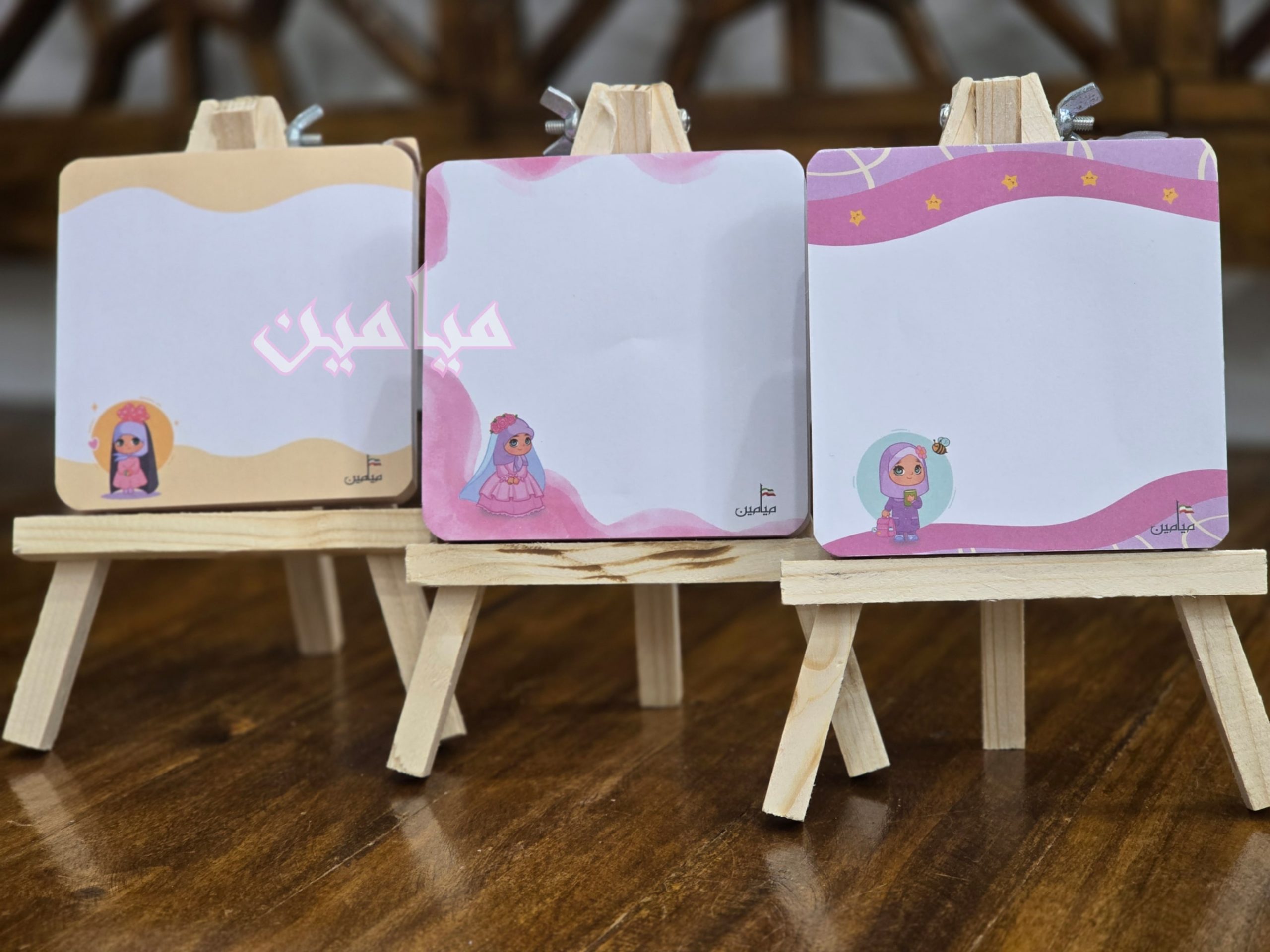PhotoGrid_Plus_1759504182389-min.jpg بوم یادداشت دخترانه 😍 | تنوع طرح های دخترانه حجاب | صد برگی | تک و عمده - Image 1