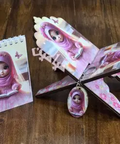 پک 4 قلم قرآنی کودکانه ❤️| دخترانه و پسرانه | رحل ، دفترچه ، جاسوئیچی و نشانگر | چوبی | تنوع طرح های جذاب | تک و عمده