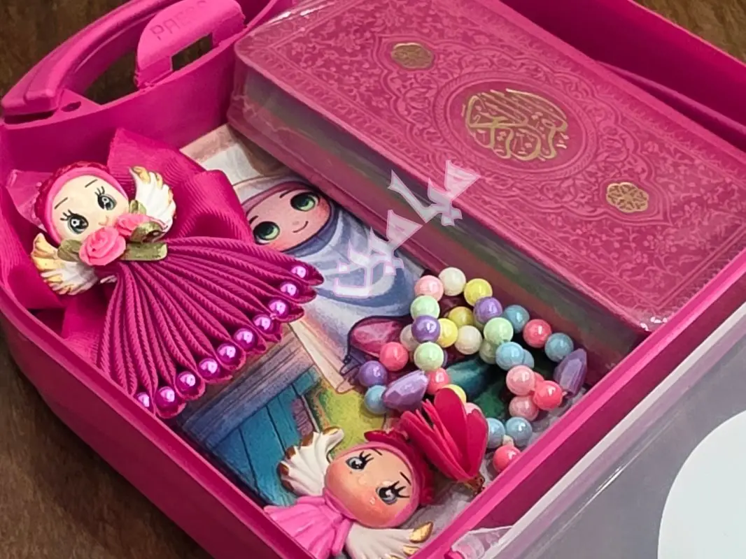 پک جشن تکلیف میامین 😍 | دارای باکس طلقی جذاب | شامل قرآن پالتویی تسبیح فرشته سنجاق سر عروسکی جانماز کیفی زیپی و شناسنامه جشن تکلیف | تک و عمده