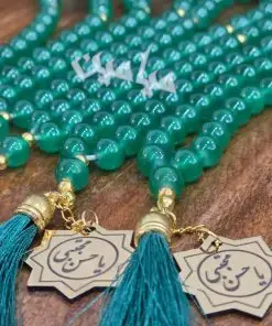 تسبیح یاقوتی ریشه دار و پلاک دار 💚 | تسبیح 33 تایی با پلاک طلایی نام مبارک امام حسن (ع) | تک و عمده