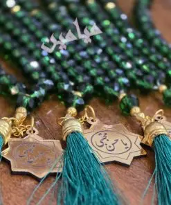 تسبیح کریستالی سبز ریشه دار و پلاک دار | تسبیح 33 تایی با پلاک طلایی نام امام حسن مجتبی (ع) | تک و عمده