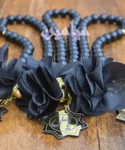 تسبیح اونیکس مشکی گل دار و پلاک دار | جنس مهره اونیکس مات | تسبیح 33 تایی با پلاک طلایی نام مبارک امام علی (ع) | تک و عمده