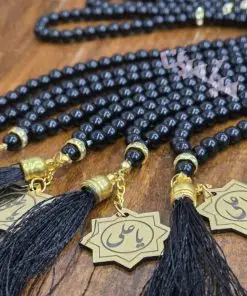 تسبیح مشکی مرواریدی سنگی ریشه دار و پلاک دار | 100 تایی | با پلاک طلایی نام مبارک امام علی (ع) | تک و عمده