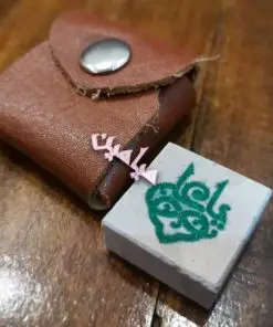 مهر سنگی متبرک حرم امام علی (ع) 💚| بهمراه کیف چرمی گردن آویز + باکس طلقی | تک و عمده