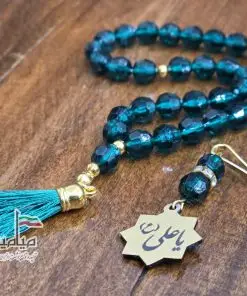 ست تسبیح و گیره روسری سبز غدیری 💚 | با پلاک طلایی نام مبارک امام علی | تسبیح 33 تایی | تک سلفون | تک و عمده