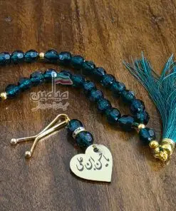 ست تسبیح و گیره روسری سبز با پلاک طلایی نام مبارک امام حسن (ع) 🌱 | تک سلفون | تسبیح ۳۳ تایی | مهره طرح کریستال | تک و عمده